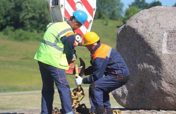 Prie Joninių slėnio buvęs akmuo perkeltas į kitą vietą