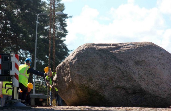 Prie Joninių slėnio buvęs akmuo perkeltas į kitą vietą