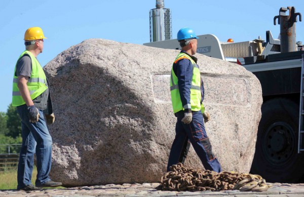Prie Joninių slėnio buvęs akmuo perkeltas į kitą vietą