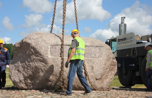 Prie Joninių slėnio buvęs akmuo perkeltas į kitą vietą