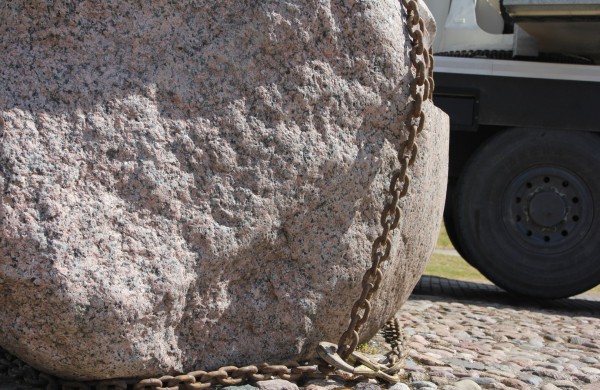 Prie Joninių slėnio buvęs akmuo perkeltas į kitą vietą