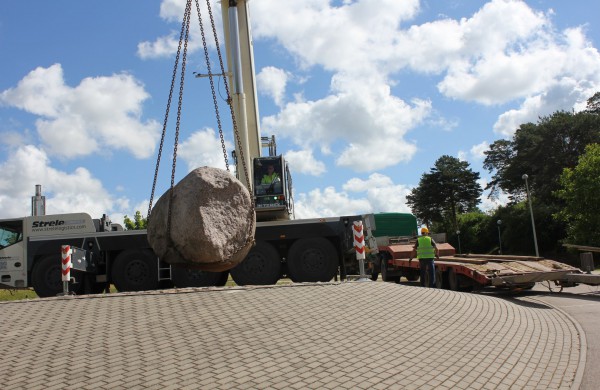 Prie Joninių slėnio buvęs akmuo perkeltas į kitą vietą