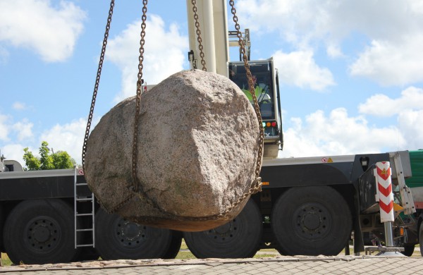 Prie Joninių slėnio buvęs akmuo perkeltas į kitą vietą