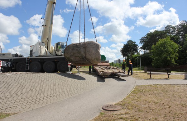Prie Joninių slėnio buvęs akmuo perkeltas į kitą vietą