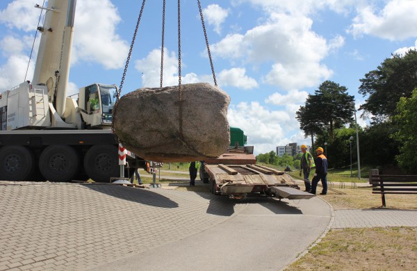 Prie Joninių slėnio buvęs akmuo perkeltas į kitą vietą