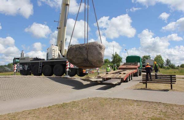 Prie Joninių slėnio buvęs akmuo perkeltas į kitą vietą