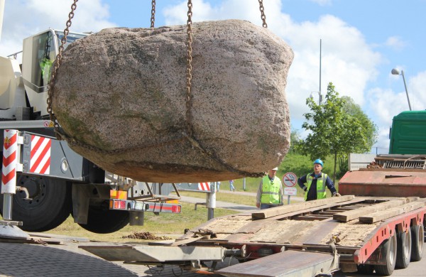 Prie Joninių slėnio buvęs akmuo perkeltas į kitą vietą