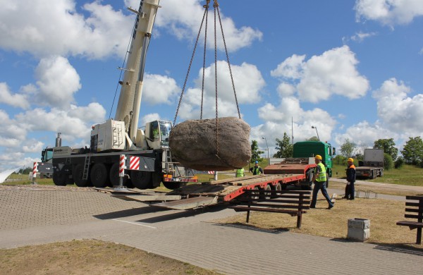 Prie Joninių slėnio buvęs akmuo perkeltas į kitą vietą