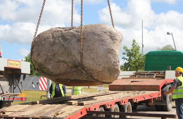 Prie Joninių slėnio buvęs akmuo perkeltas į kitą vietą