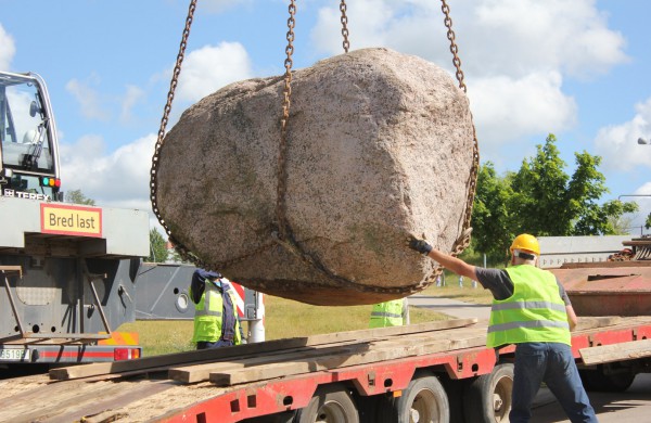 Prie Joninių slėnio buvęs akmuo perkeltas į kitą vietą