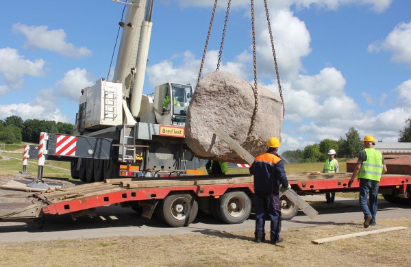 Prie Joninių slėnio buvęs akmuo perkeltas į kitą vietą