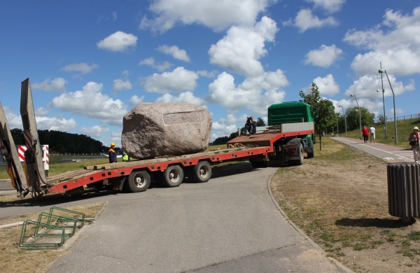 Prie Joninių slėnio buvęs akmuo perkeltas į kitą vietą