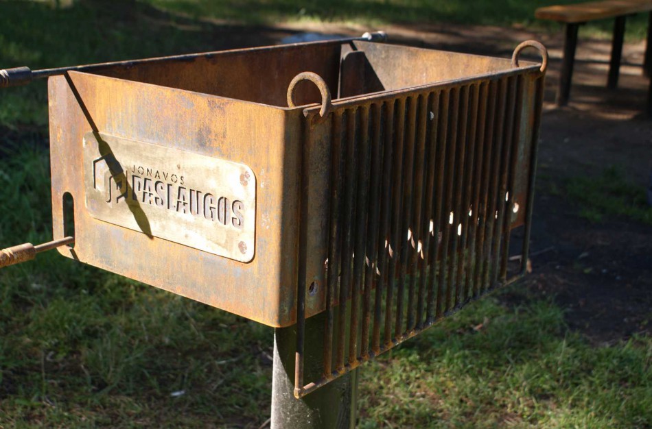 Prie Taurostos tvenkinio – kepsninės su stalais