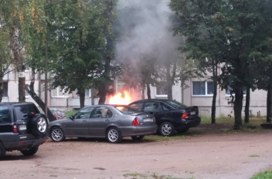 Rukloje sudegė automobilis