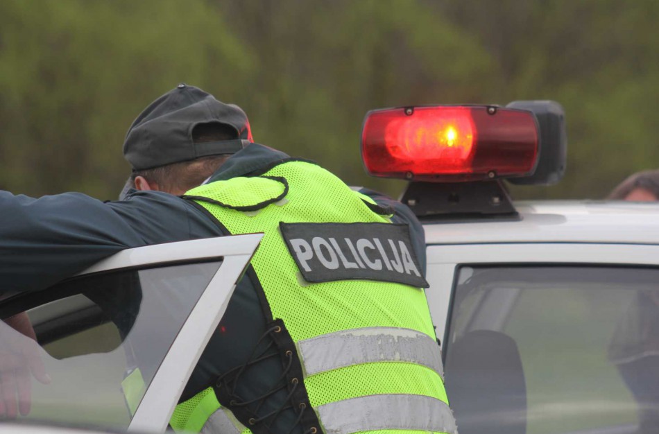 Policijos reformos pasekmės: iš darbo traukiasi ilgametę patirtį turintys pareigūnai