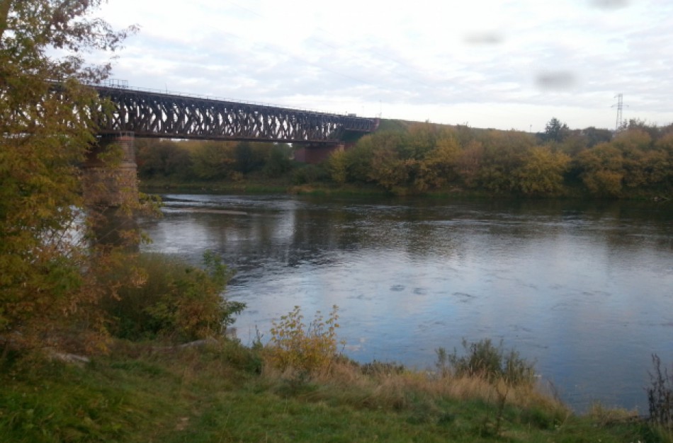 Nuo geležinkelio tilto nušoko jaunas vyras (N-18)