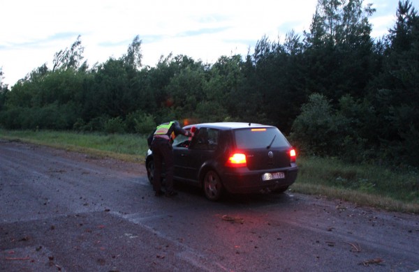 Galingo visureigio vairuotojas – pareigūnams: „Galima, aš baudą sumokėsiu?“