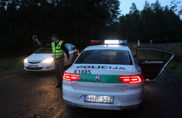 Galingo visureigio vairuotojas – pareigūnams: „Galima, aš baudą sumokėsiu?“