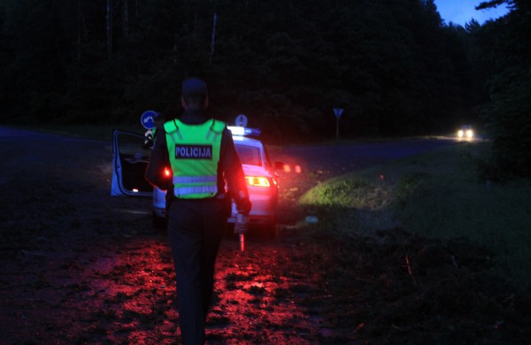 Galingo visureigio vairuotojas – pareigūnams: „Galima, aš baudą sumokėsiu?“