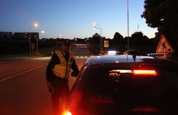 Galingo visureigio vairuotojas – pareigūnams: „Galima, aš baudą sumokėsiu?“