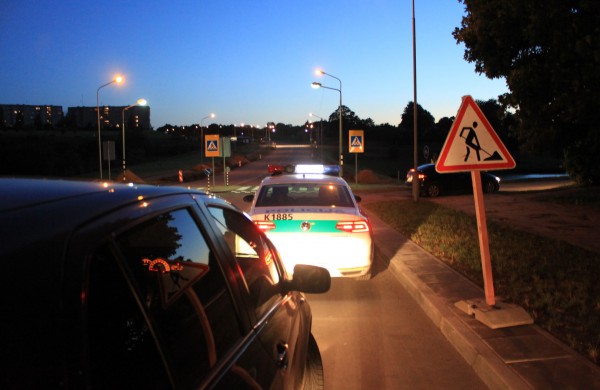 Galingo visureigio vairuotojas – pareigūnams: „Galima, aš baudą sumokėsiu?“