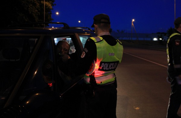 Galingo visureigio vairuotojas – pareigūnams: „Galima, aš baudą sumokėsiu?“