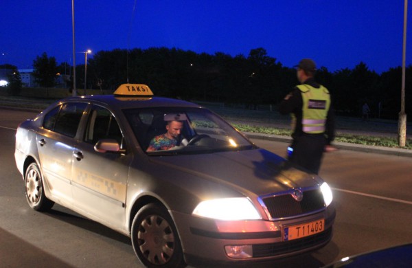 Galingo visureigio vairuotojas – pareigūnams: „Galima, aš baudą sumokėsiu?“