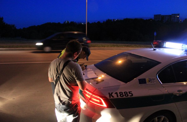 Galingo visureigio vairuotojas – pareigūnams: „Galima, aš baudą sumokėsiu?“