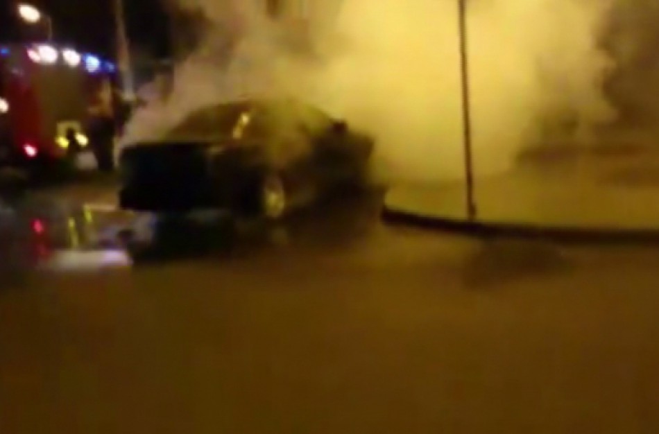 Miesto centre įžūliai padegtas BMW automobilis (video)