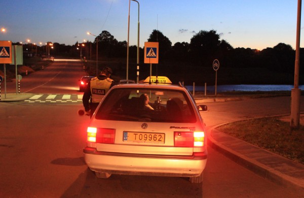 Galingo visureigio vairuotojas – pareigūnams: „Galima, aš baudą sumokėsiu?“