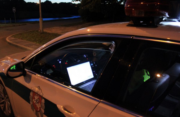 Galingo visureigio vairuotojas – pareigūnams: „Galima, aš baudą sumokėsiu?“