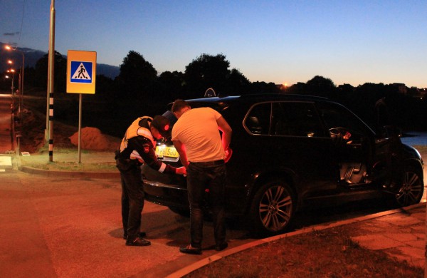 Galingo visureigio vairuotojas – pareigūnams: „Galima, aš baudą sumokėsiu?“