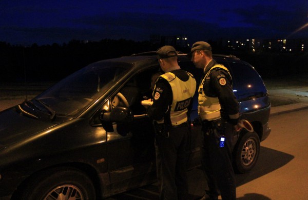 Galingo visureigio vairuotojas – pareigūnams: „Galima, aš baudą sumokėsiu?“