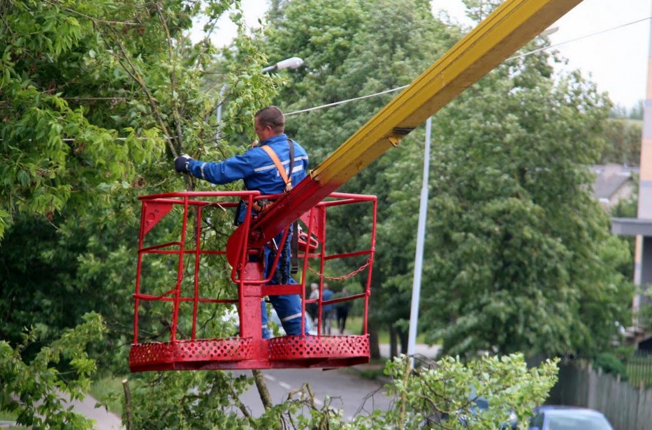 Tarnybos šalina vėtros padarinius, dalis gyventojų liko be elektros ir vandens