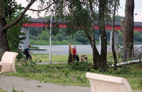 Tarnybos šalina vėtros padarinius, dalis gyventojų liko be elektros ir vandens