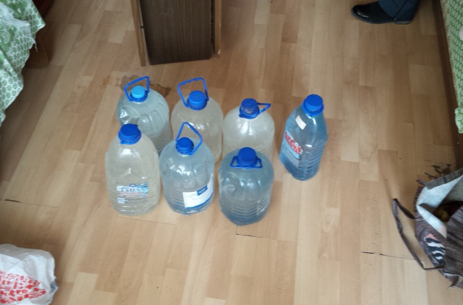 Chemikų gatvės viename iš daugiabučių – naminė degtinė ir cigaretės