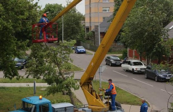 Tarnybos šalina vėtros padarinius, dalis gyventojų liko be elektros ir vandens