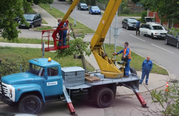 Tarnybos šalina vėtros padarinius, dalis gyventojų liko be elektros ir vandens