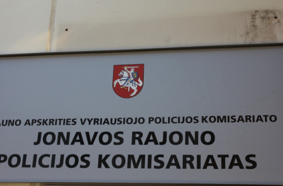 Įrankiu, skirtu minkyti tešlai - vyrui per galvą