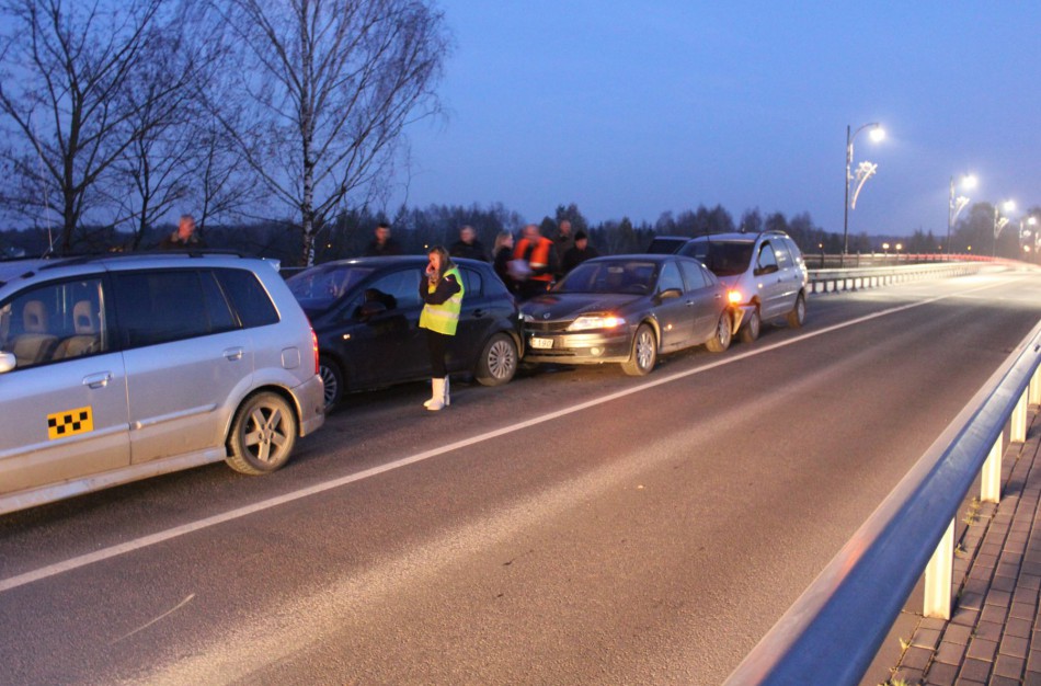 Ant tilto susidūrė keturi automobiliai