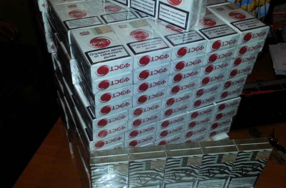 Iš aštuoniolikmetės merginos paimta 500 pakelių cigarečių