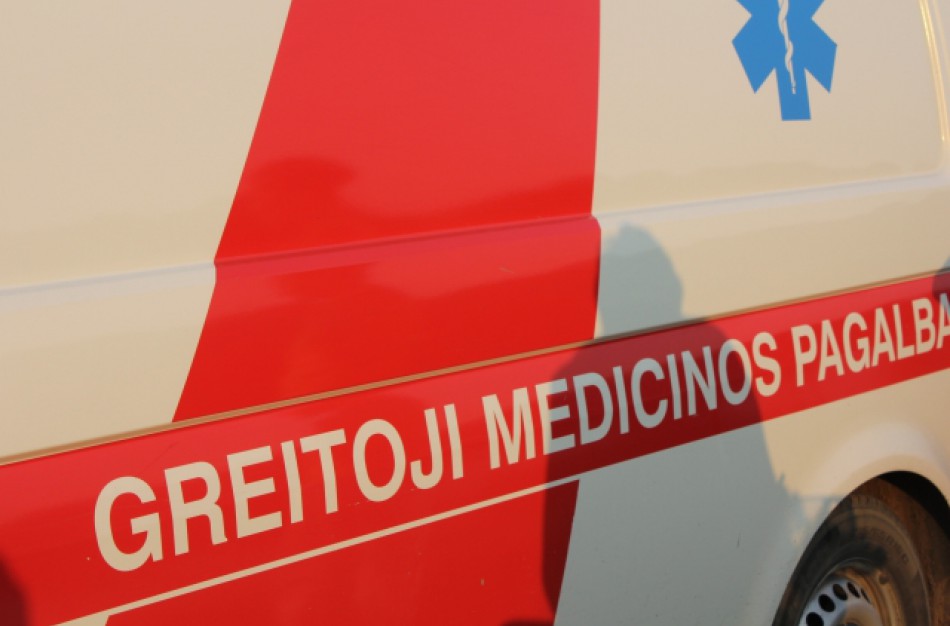 Avarijoje nukentėjo Jonavos greitosios pagalbos felčerė ir vairuotojas