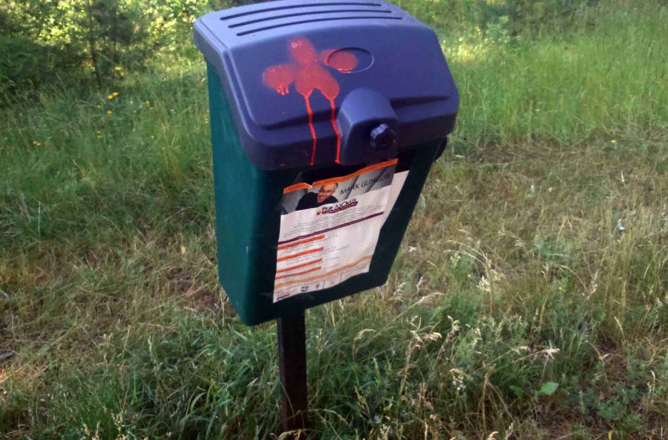 Šunų išmatų dėžes pavertė skelbimų lentomis