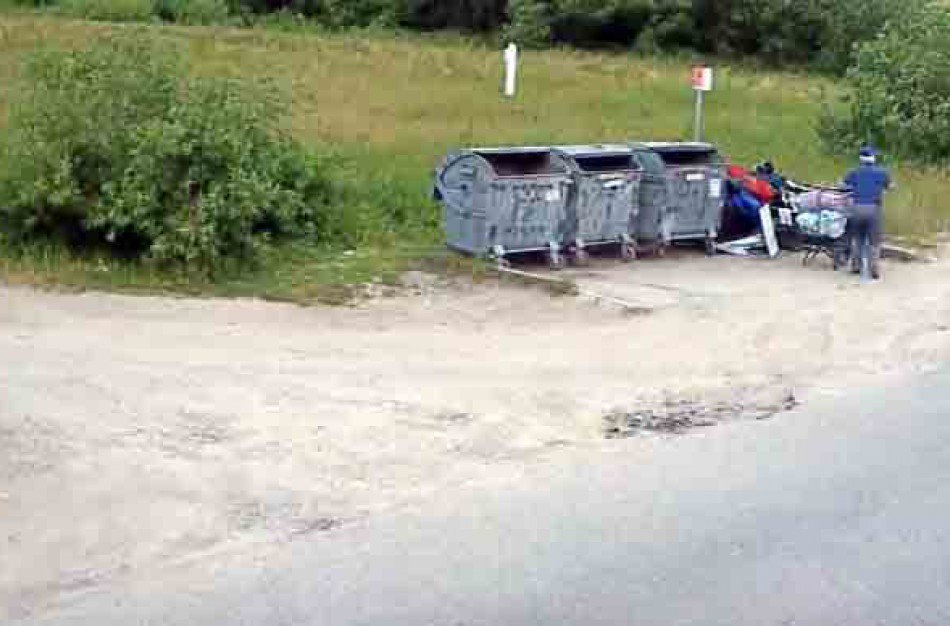 Prie miesto konteinerių atliekas ir atveža, ir atneša (filmuota medžiaga)