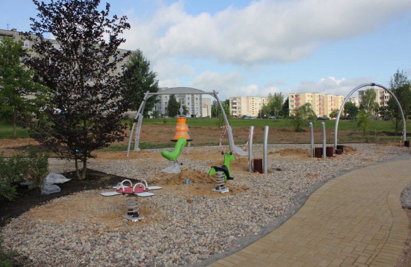 Naujoji vaikų žaidimų aikštelė bus baigta netrukus po Joninių