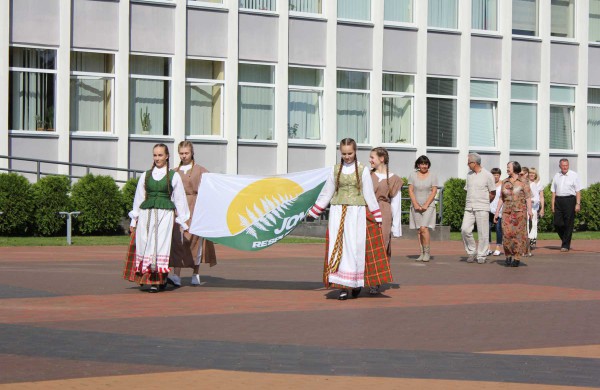 Jonava švenčia Jonines – Santarvės aikštėje iškelta Jonų respublikos vėliava