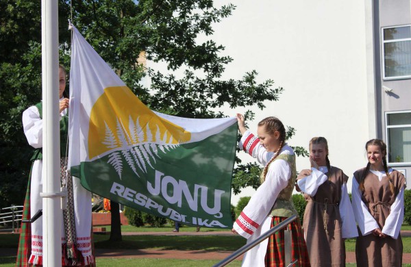 Jonava švenčia Jonines – Santarvės aikštėje iškelta Jonų respublikos vėliava