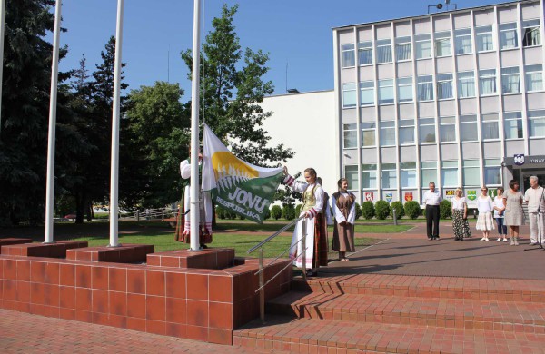 Jonava švenčia Jonines – Santarvės aikštėje iškelta Jonų respublikos vėliava