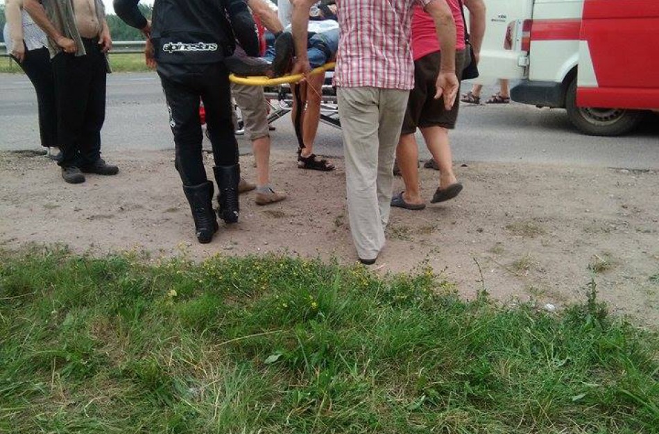 Avarijos metu sužalotas motociklistas, jį partrenkęs vairuotojas iš įvykio vietos pasišalino
