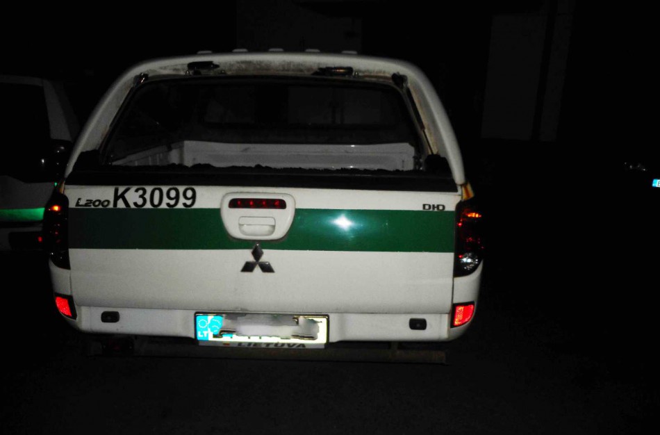 Iškūlė tarnybinio policijos automobilio langą
